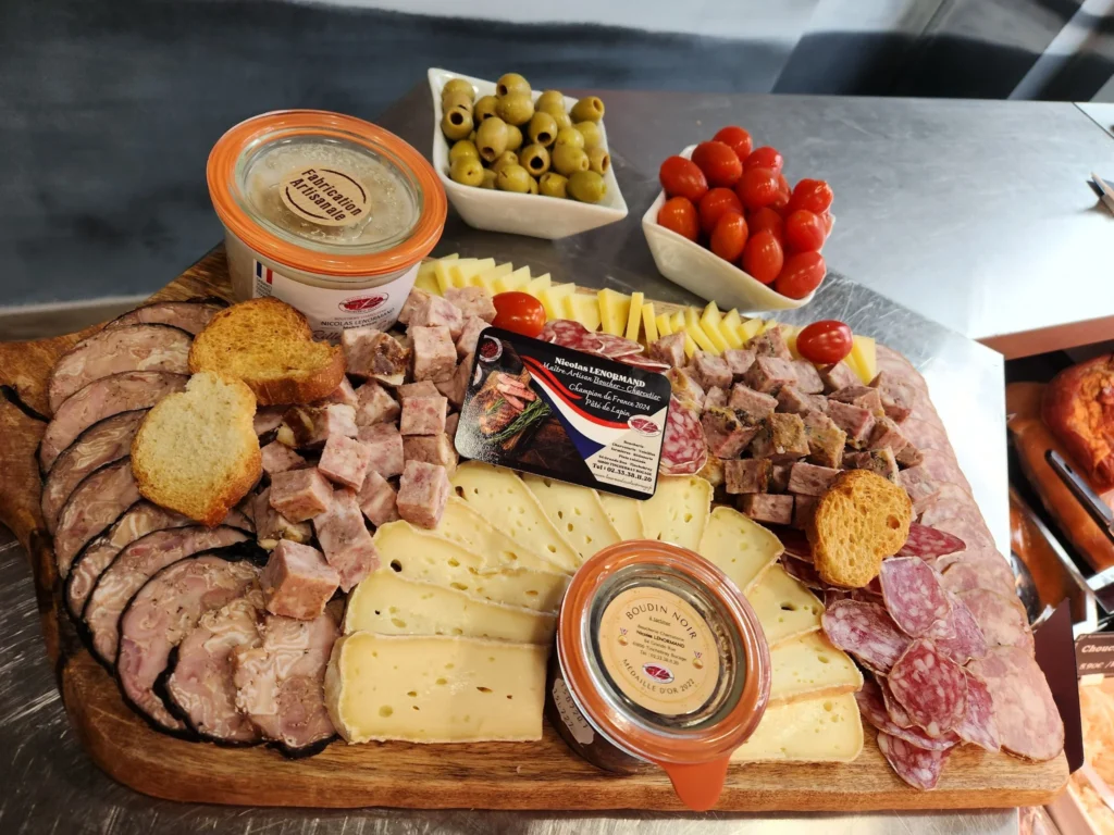 Planche apéro mixte fromage charcuterie, produits locaux Maison Lenormand Tinchebray Bocage