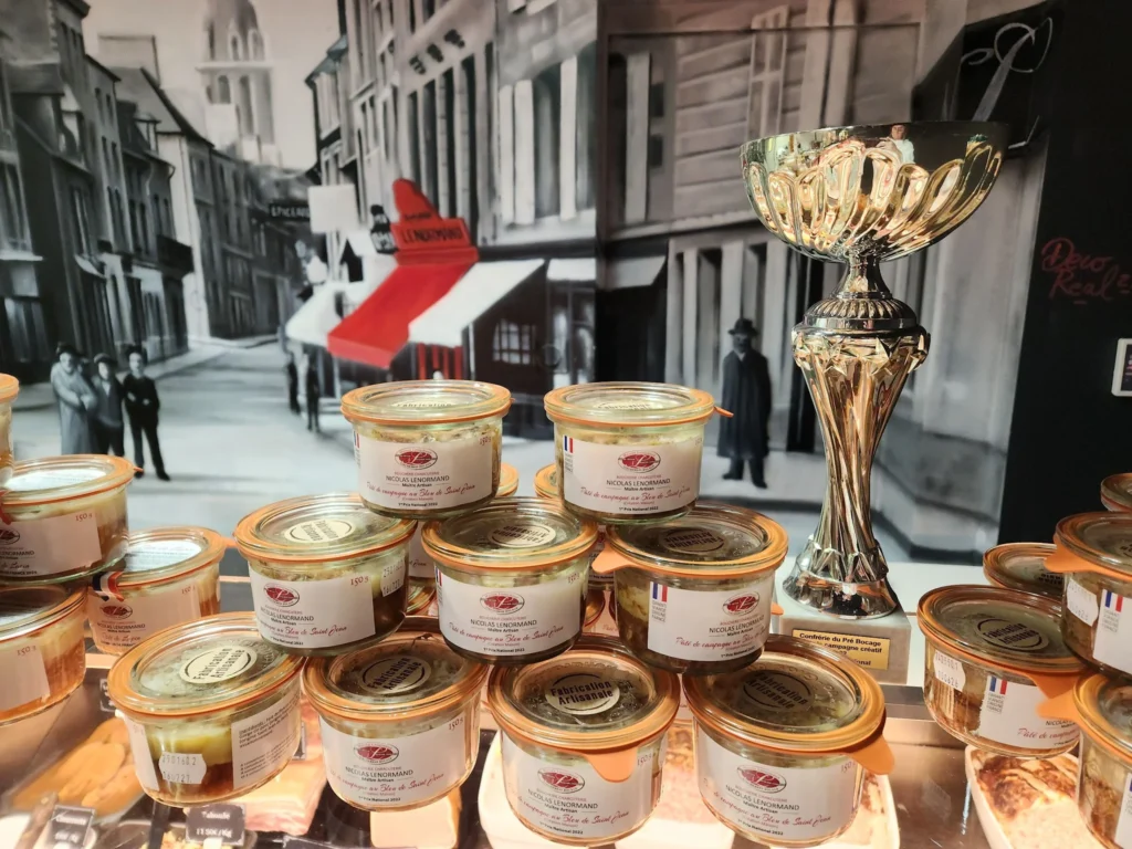 Pyramide bocaux artisanaux Maison Lenormand, coupe récompense
