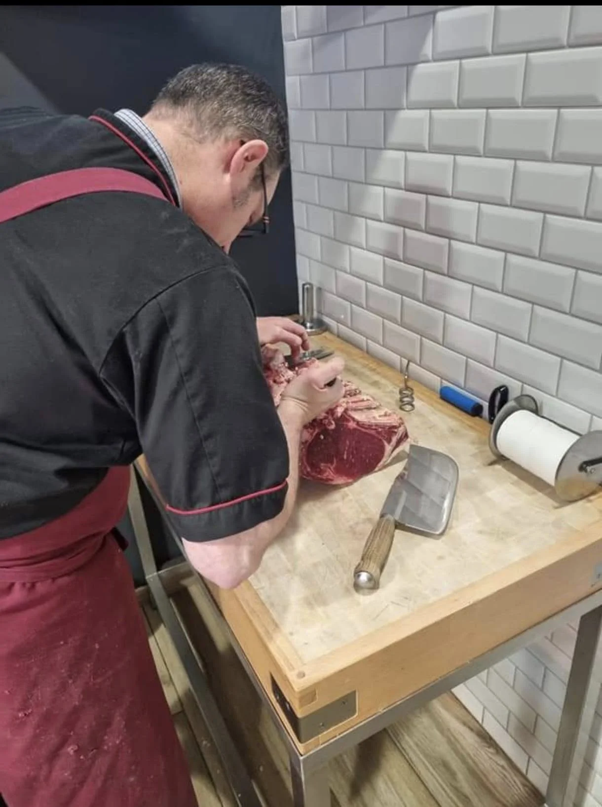 Nicolas Lenormand découpe viande, artisan boucher passionné Tinchebray Bocage