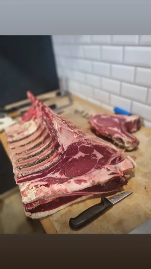 Savourez des côtes de bœuf de qualité supérieure, potentiellement maturées, préparées avec expertise par Nicolas Lenormand, votre boucher à Tinchebray, en Normandie.