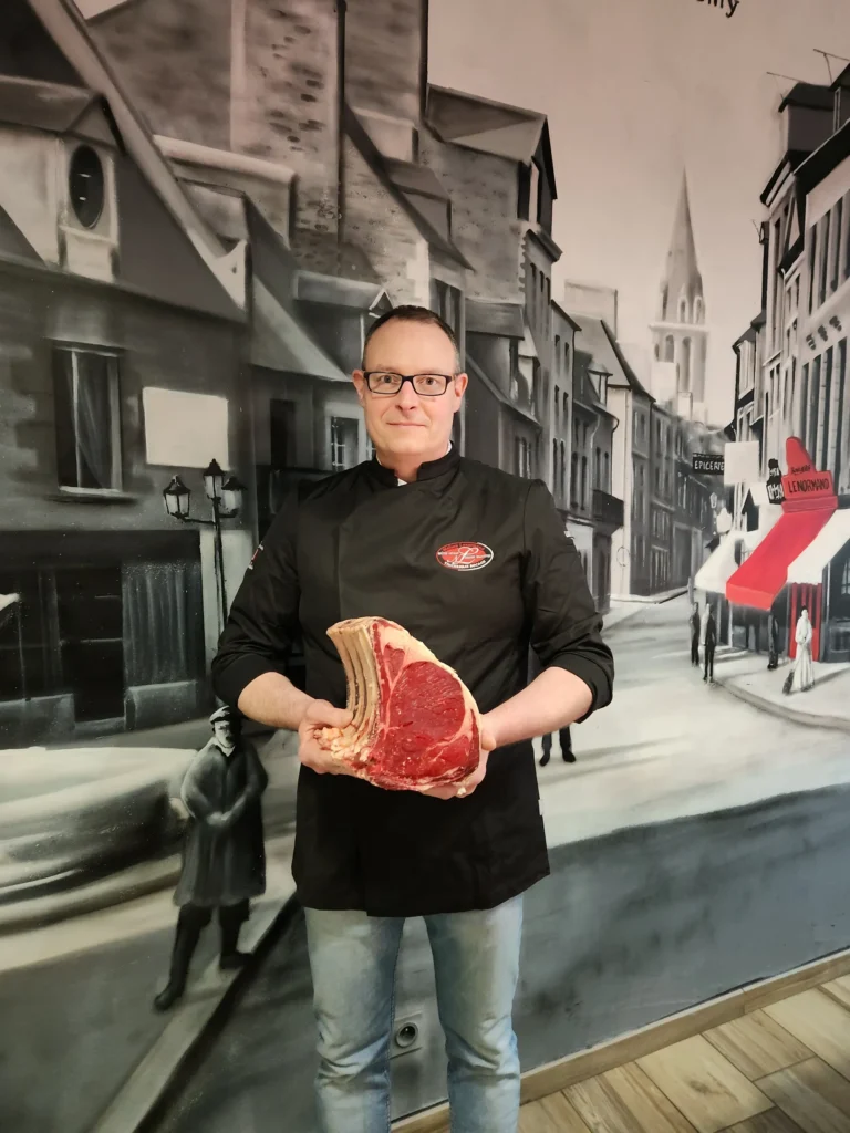 Rencontrez Nicolas Lenormand, votre artisan boucher charcutier à Tinchebray, et découvrez la qualité de ses côtes de bœuf sélectionnées avec soin en Normandie.