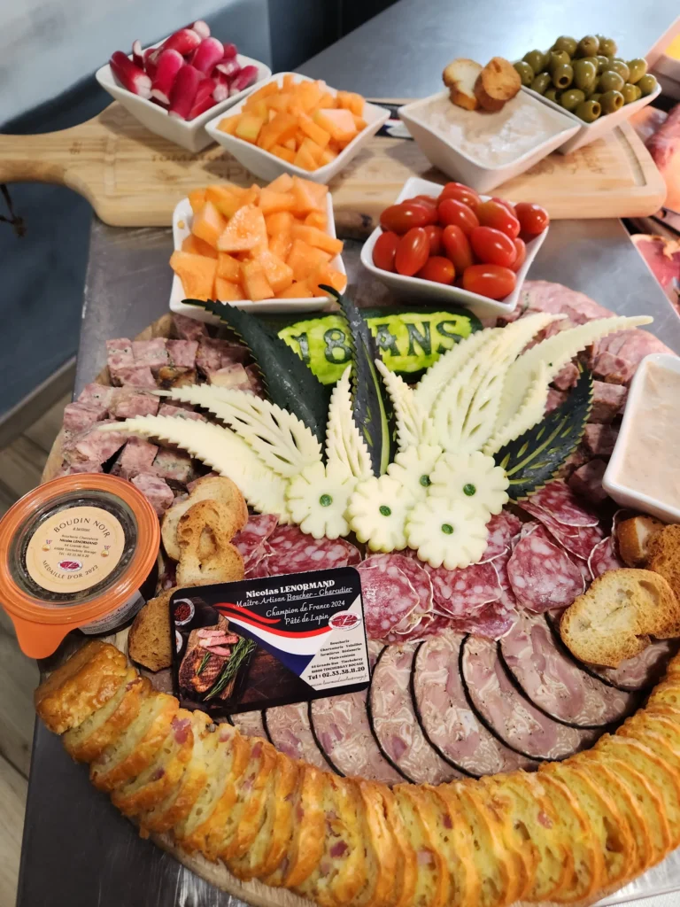Découvrez un plateau de charcuterie artisanale raffinée, préparé avec soin par votre boucher charcutier Nicolas Lenormand à Tinchebray. Un assortiment savoureux pour vos moments de partage en Normandie.