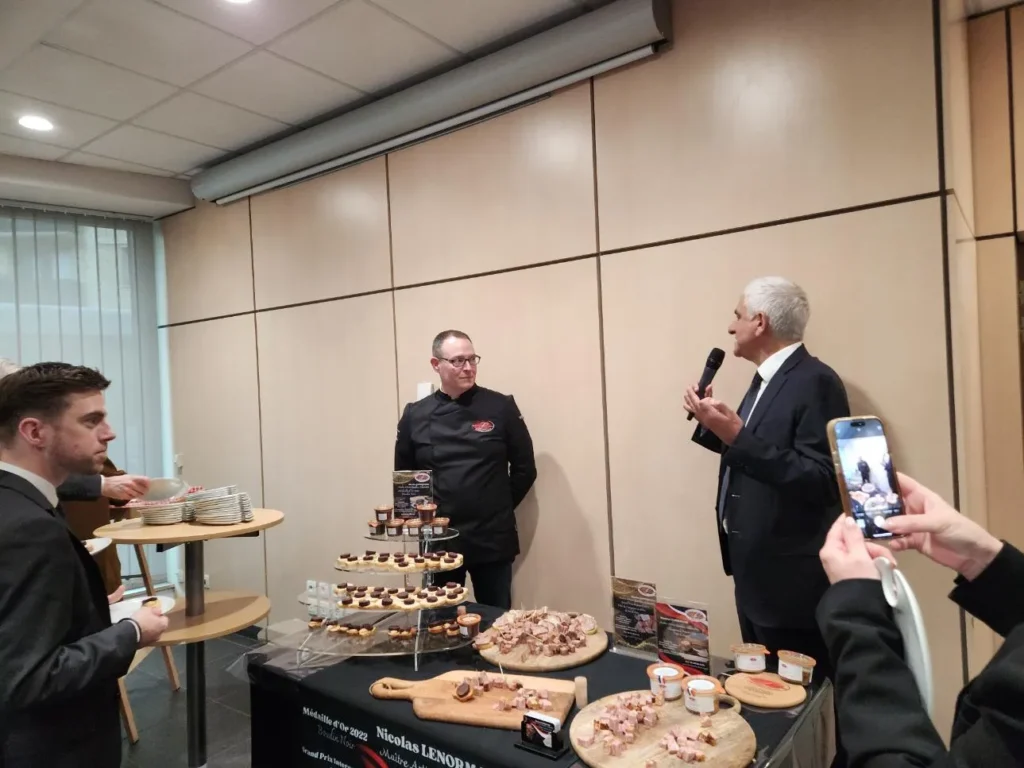 • Texte alternatif (alt) : Découvrez Nicolas Lenormand, artisan boucher charcutier de Tinchebray, lors d'une présentation de ses produits de qualité et de son savoir-faire normand.