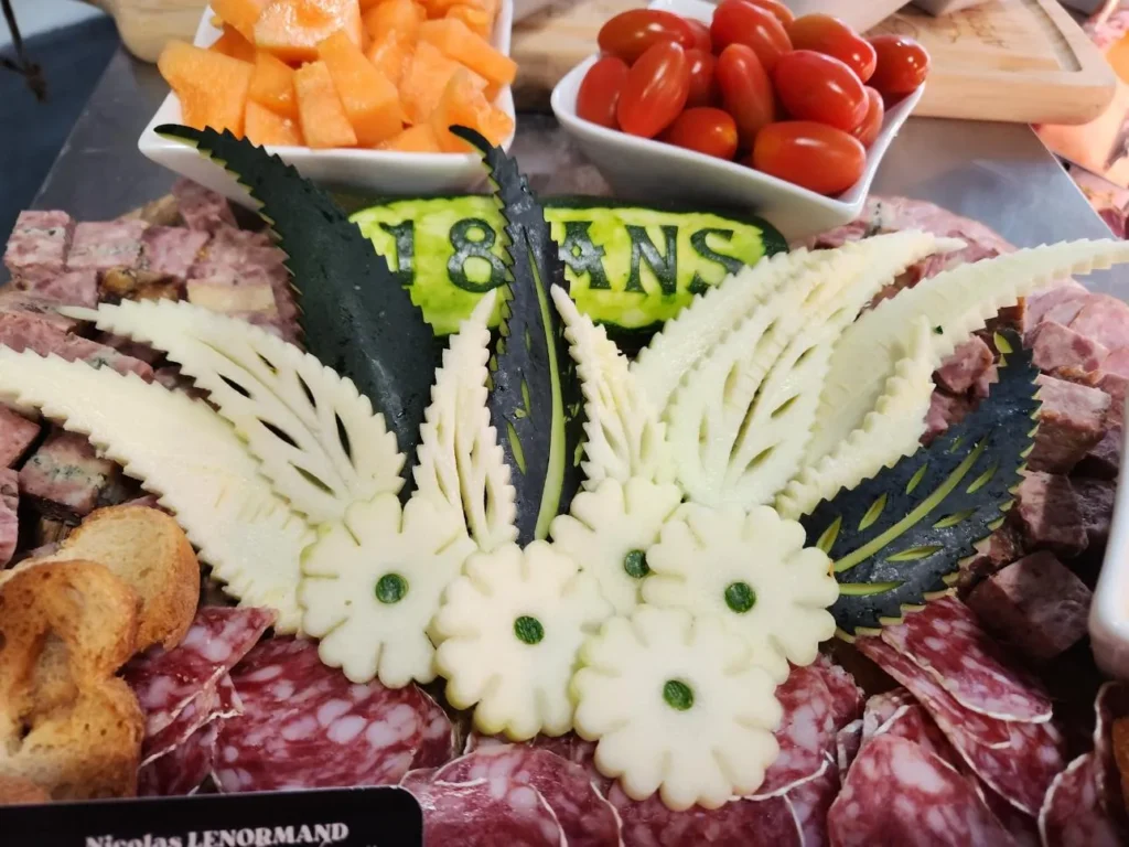 • Texte alternatif (alt) : Admirez le soin apporté à la préparation de nos plateaux de charcuterie artisanale par la boucherie charcuterie Nicolas Lenormand à Tinchebray en Normandie. Un régal pour les yeux et les papilles.