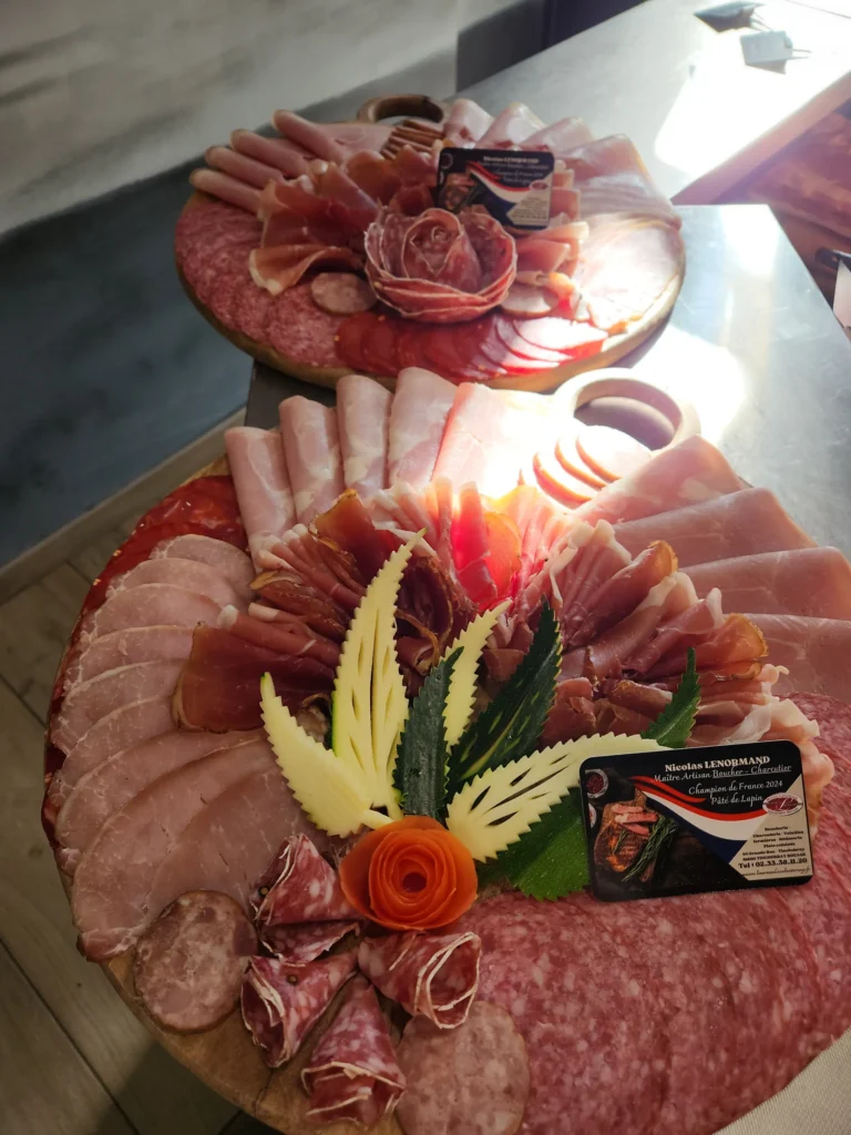 Découvrez nos plateaux de charcuterie artisanale de qualité, préparés avec soin par Nicolas Lenormand, votre boucher charcutier traiteur à Tinchebray Bocage en Normandie. Un assortiment savoureux pour vos événements.